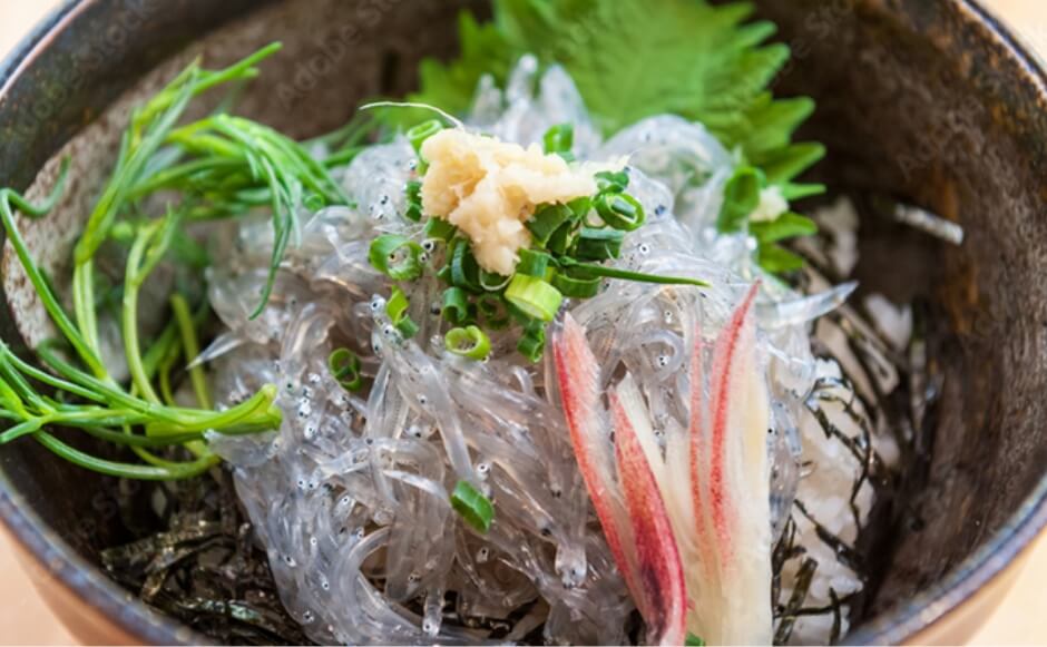まずは、たっぷり。生しらす丼で