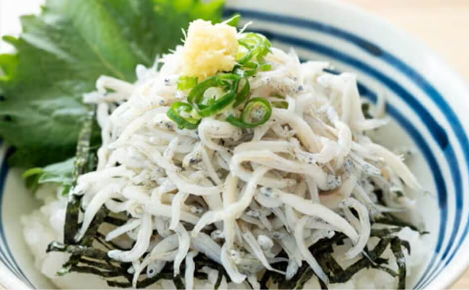 まずは、たっぷり。釜揚げしらす丼で