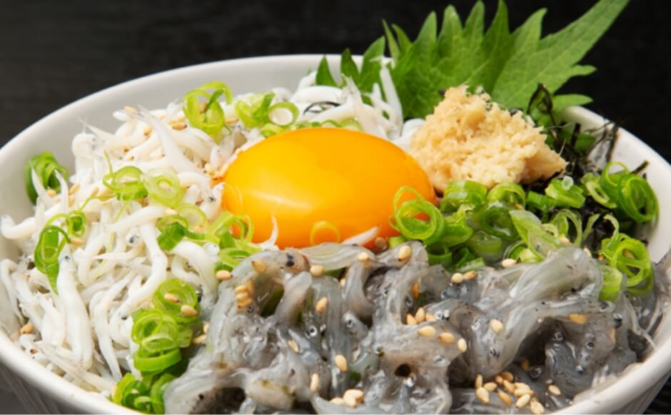 生しらすと一緒に、贅沢二色丼